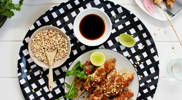 Chicken_satay_skewers_with_peanut_sauce2